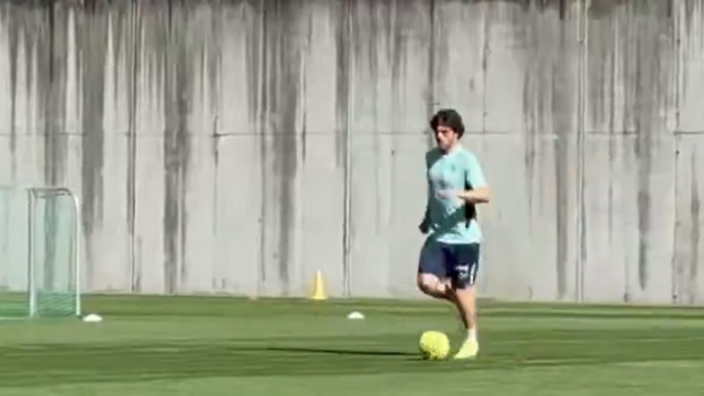 Unai Gómez toca balón tras lesionarse ante el Barcelona / Imanol Vilella