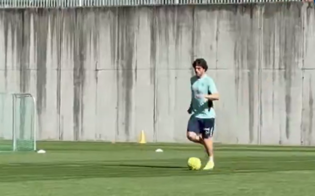 Unai Gómez toca balón tras lesionarse ante el Barcelona / Imanol Vilella