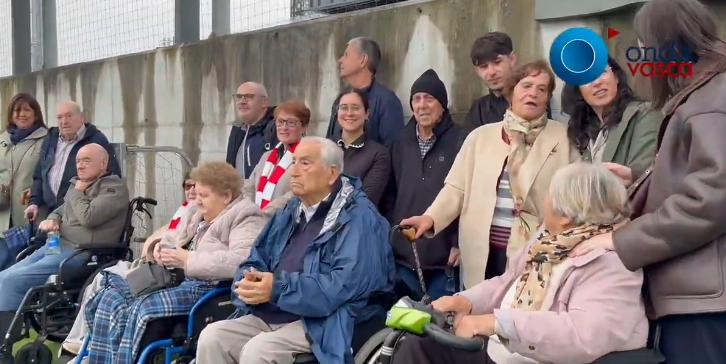 El Athletic recibe a través de la FEAFV a los usuarios de la Residencia Bouco de Zabalbide / Imanol Vilella