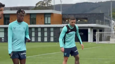 Yeray Álvarez se ejercita con normalidad tras renovar / Imanol Vilella
