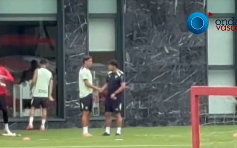 Asier Hierro y Edin Terzic en la sesión de hoy en Lezama / Imanol Vilella