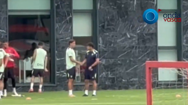 Asier Hierro y Edin Terzic en la sesión de hoy en Lezama / Imanol Vilella