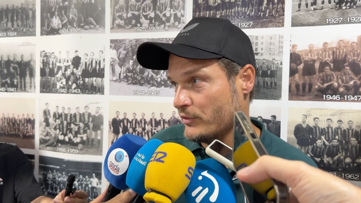 Edin terzic atiende a los medios de comunicación ayer en Las Llanas / Athletic Club
