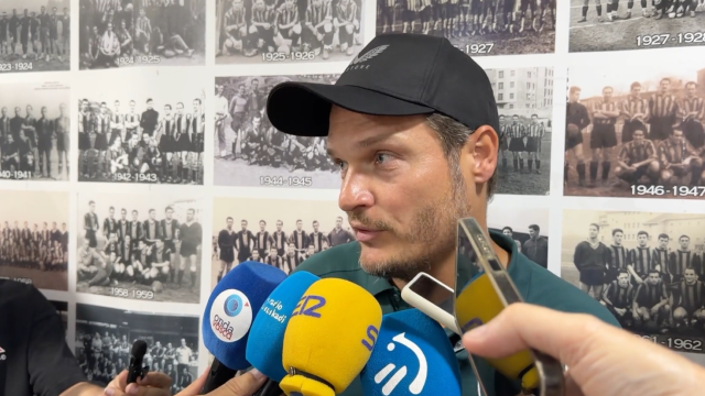 Edin terzic atiende a los medios de comunicación ayer en Las Llanas / Athletic Club