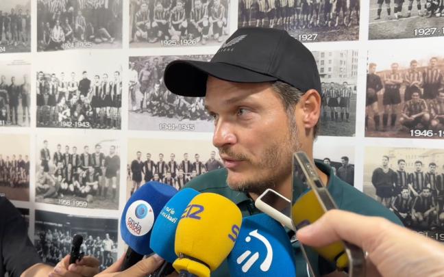 Edin terzic atiende a los medios de comunicación ayer en Las Llanas / Athletic Club
