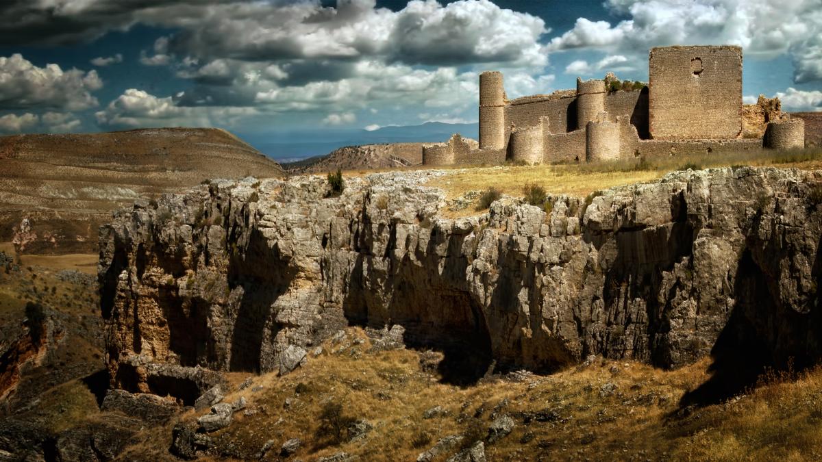 El imponente Castillo de Caracena se alza sobre un cañón rocoso, un fiel reflejo de la unión perfecta entre la naturaleza escarpada y el vasto legado histórico de la provincia