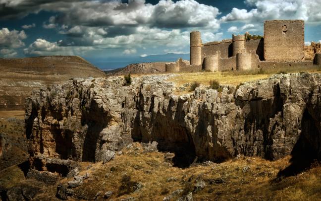 El imponente Castillo de Caracena se alza sobre un cañón rocoso, un fiel reflejo de la unión perfecta entre la naturaleza escarpada y el vasto legado histórico de la provincia