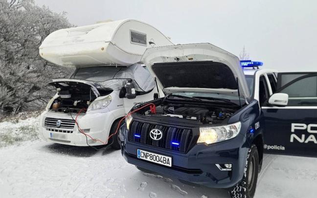 Unas pinzas tratan de recargar la batería para arrancar la caravana inmovilizada. Cedida