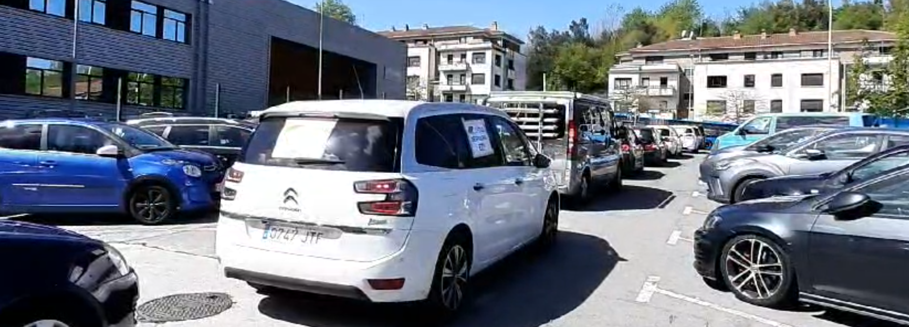 Imagen de la caravana de coches en protesta por el despido en Dbus. ONDA VASCA