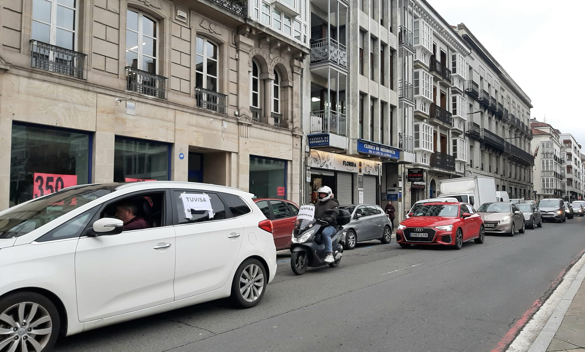 Caravana de coches de los trabajadores de Tuvisa. ONDA VASCA