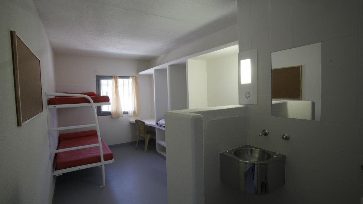 Literas y lavabo de una celda de la cárcel de Pamplona. Patxi Cascante