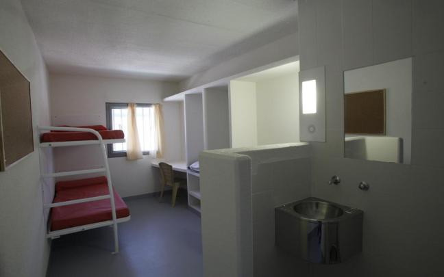 Literas y lavabo de una celda de la cárcel de Pamplona. Patxi Cascante