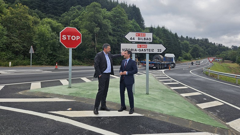 Carlos Alzaga y Jon Nogales visitan la obra del cruce de Ubide. DFB