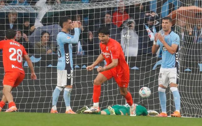 Carlos Soler celebra su gol en el partido de ida. LALIGA