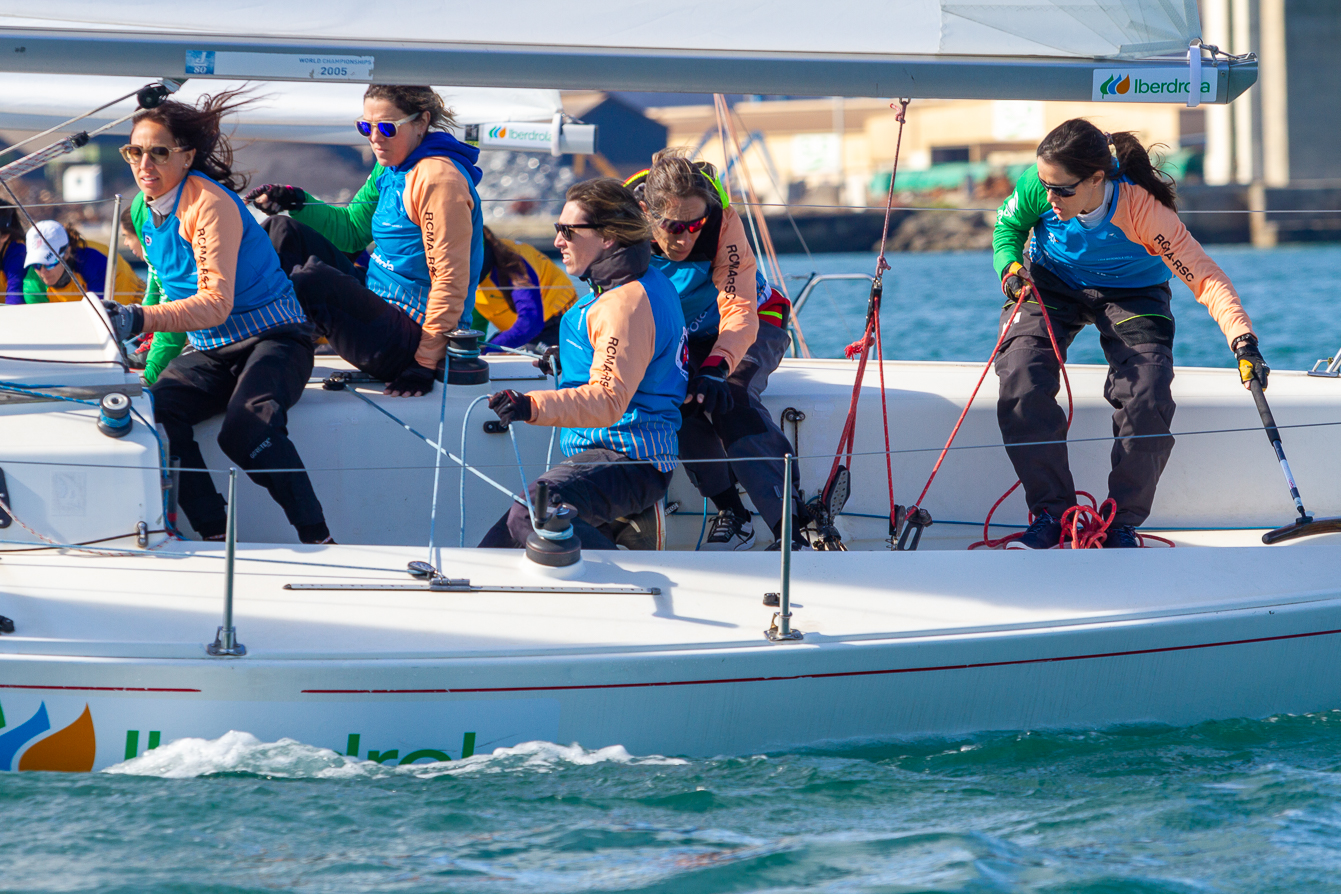 Carmen Galdós patrona en una prueba de la International Women’s Sailing Cup de la clase J80