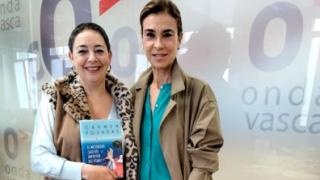 Carmen Posadas en Onda Vasca presentando su último libro