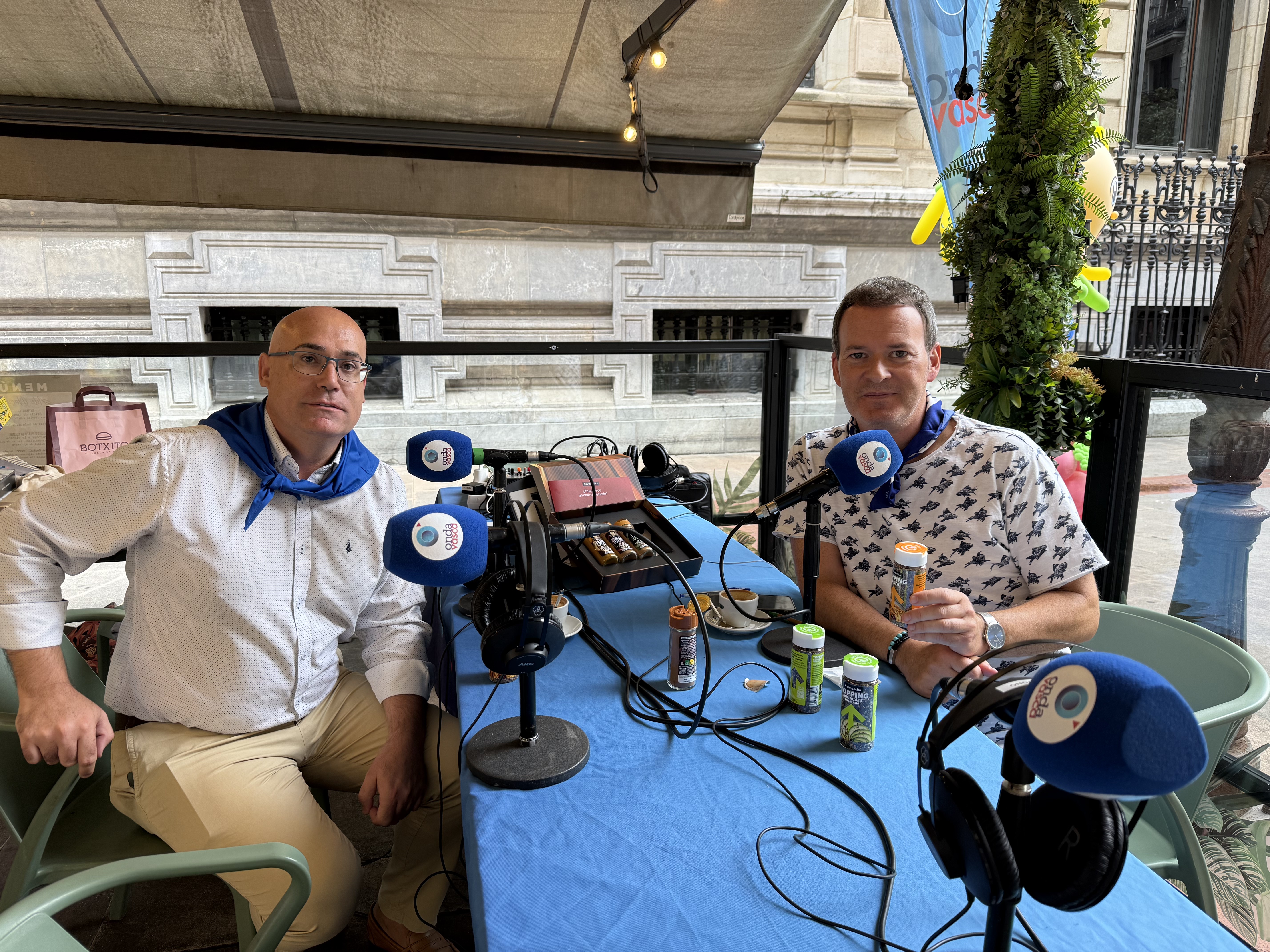 Iñaki Núñez, responsable de la Zona Norte de Carmencita, comparte con Txema Gutiérrez las últimas novedades de la marca y descubre nuevas formas de dar un toque especial a cualquier plato / ONDA VASCA