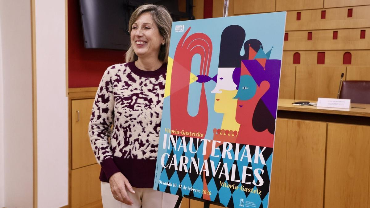 Díaz de Corcuera con el cartel anunciador del Carnaval de Vitoria de esta edición Pilar Barco