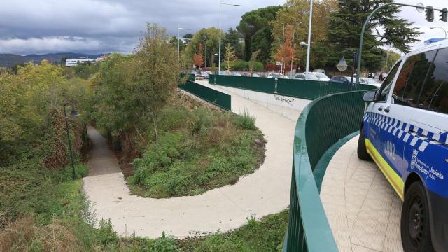 Un vehículo de la Policía Municipal de Pamplona en la zona donde presuntamente se cometió una agresión sexual durante la Carpa Universitaria Javier Bergasa