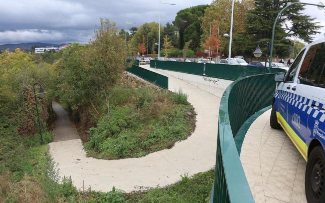 Un vehículo de la Policía Municipal de Pamplona en la zona donde presuntamente se cometió una agresión sexual durante la Carpa Universitaria Javier Bergasa