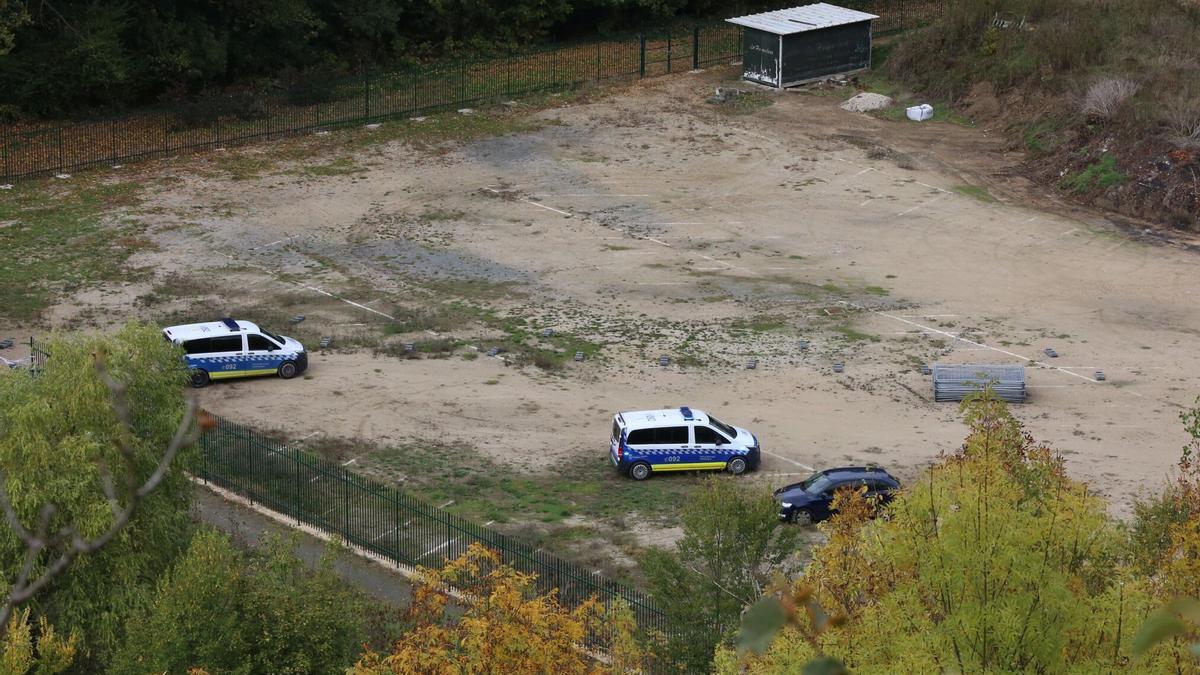 Policías Municipales investigan en la zona donde tuvo lugar la agresión sexual durante la fiestas de la Carpa Universitaria. Javier Bergasa