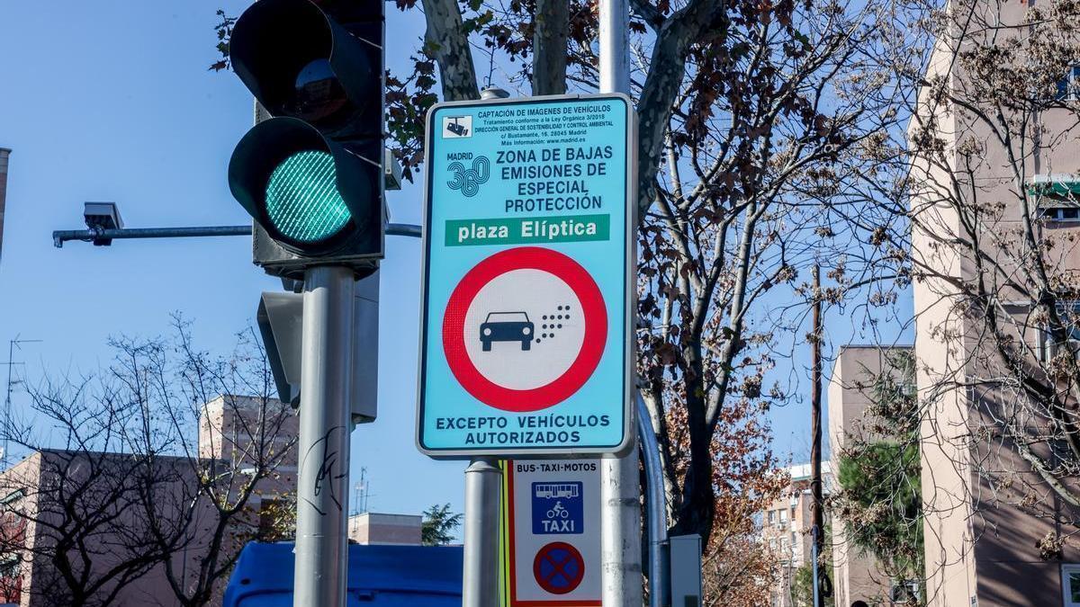 Un cartel anuncia la entrada a una Zona de bajas emisiones. EP