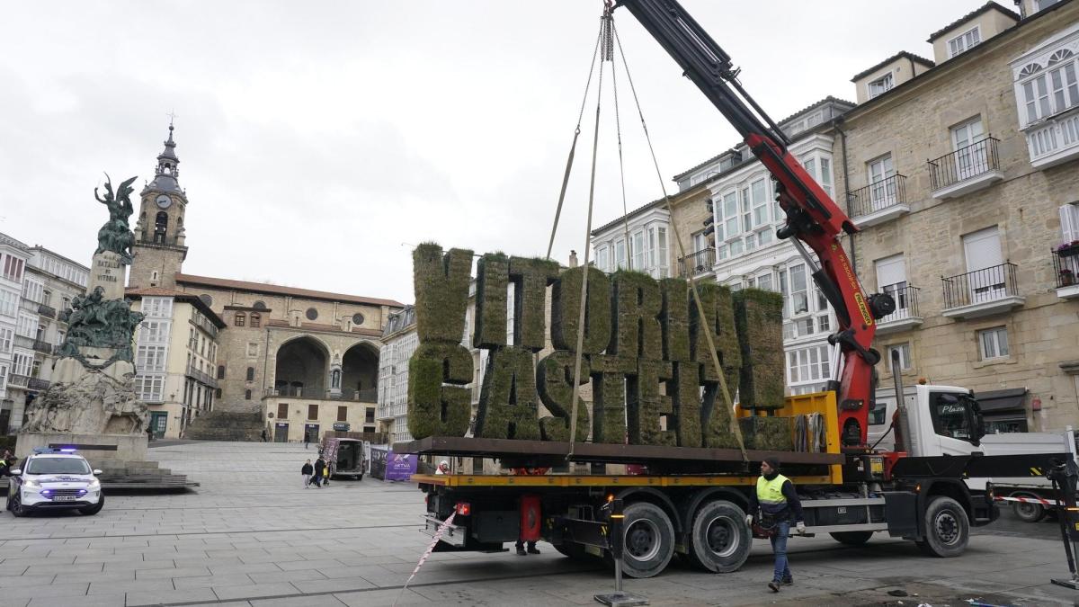 Los técnicos el Ayuntamiento retiran la escultura vegetal de la Virgen Blanca. DNA 