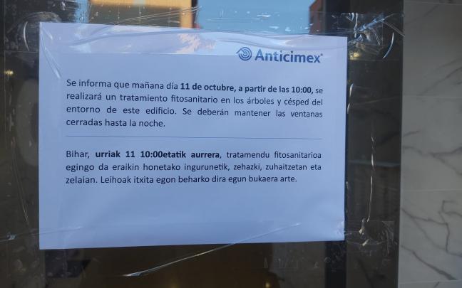 Cartel informativo colocado ayer en el portal 16 de la calle Zaldundegi de Barakaldo