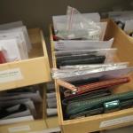 Carteras en la oficina de objetos perdidos