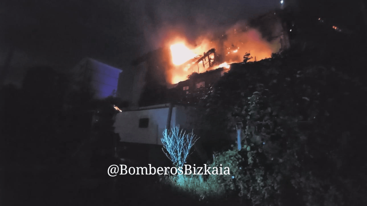 Imagen de la casa abandonada siniestrada en Trapagaran. BOMBEROS DE BIZKAIA X