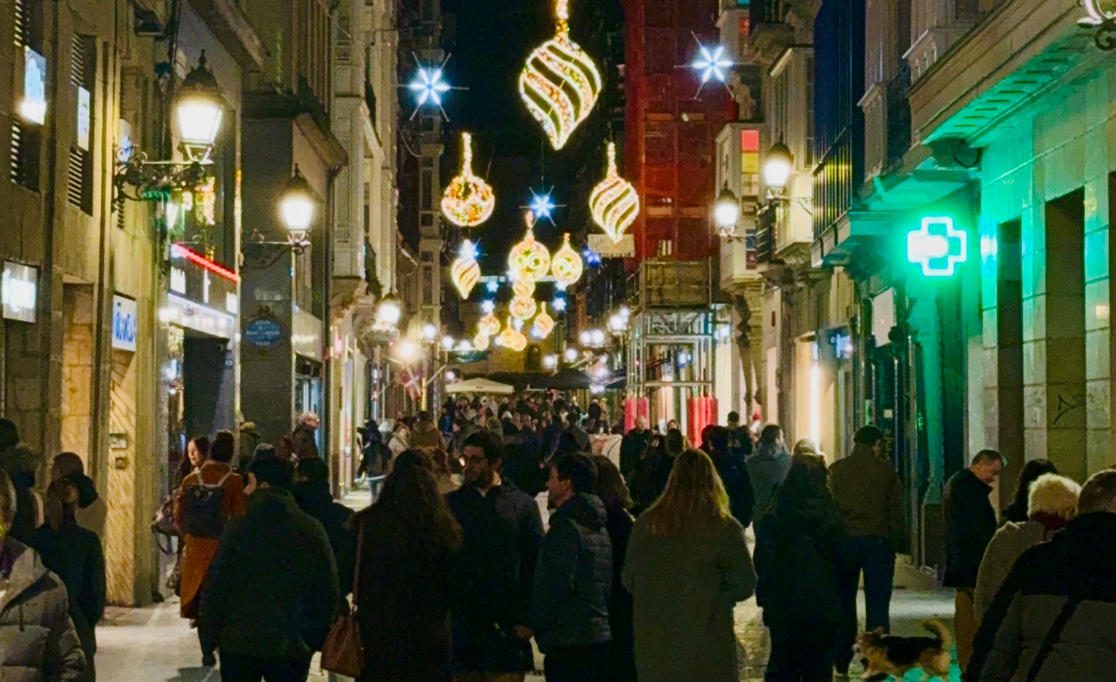 Casco Viejo de Bilbao de noche y con decoración navideña