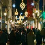 Casco Viejo de Bilbao de noche y con decoración navideña