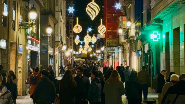 Casco Viejo de Bilbao de noche y con decoración navideña