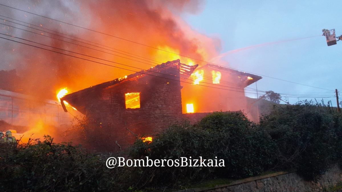 Caserío Torre afectado por las llamas. BOMBEROS DE BIZKAIA 