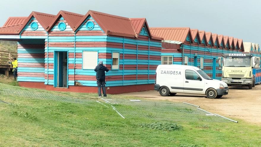 Este lunes empiezan los trabajos de derribo definitivo de las casetas de la playa de La Arena en Muskiz.| E.Z, Deia.