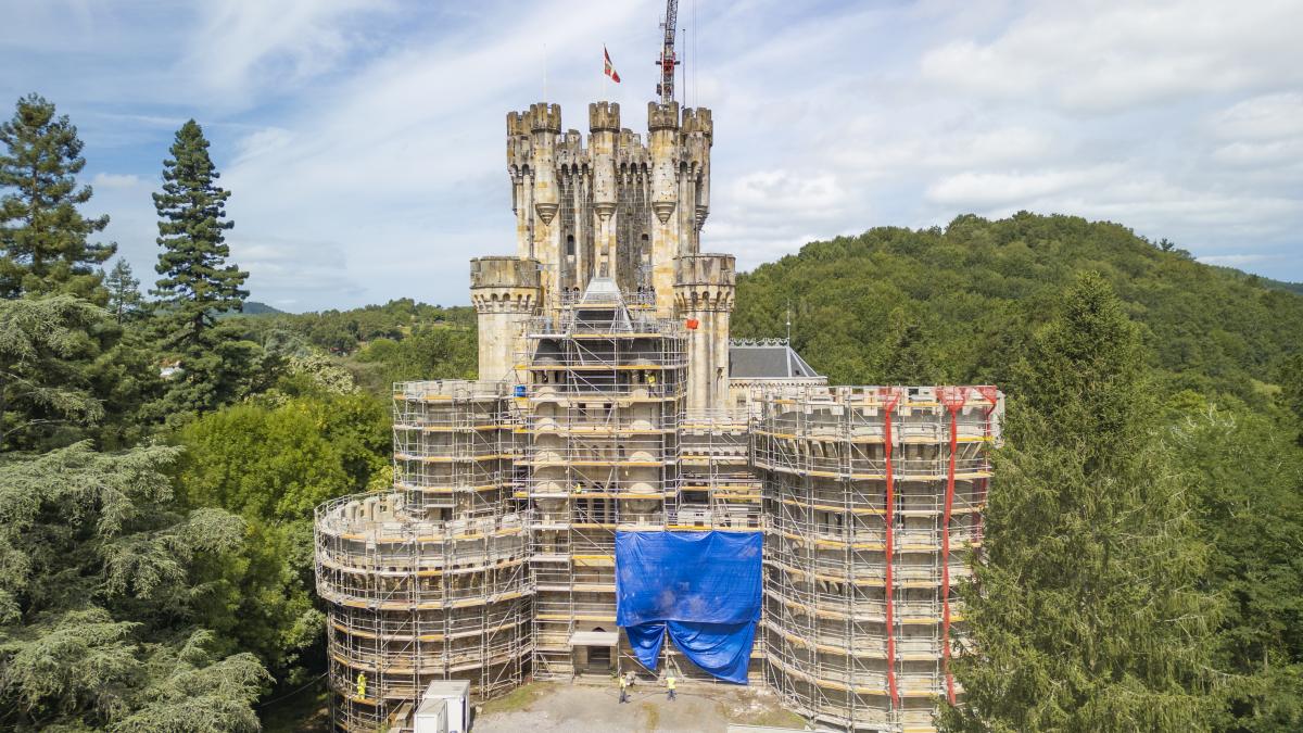 La fachada del castillo de Butrón de Gatika cubierta de andamios Stupendastic