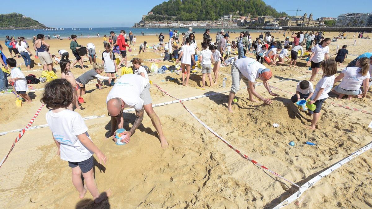 Concurso de castillos de arena en la playa de La Concha / Noticias de Gipuzkoa