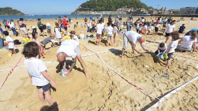 Concurso de castillos de arena en la playa de La Concha / Noticias de Gipuzkoa