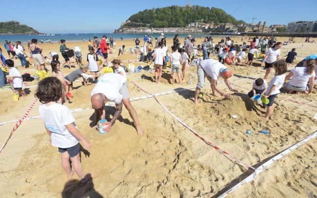 Concurso de castillos de arena en la playa de La Concha / Noticias de Gipuzkoa