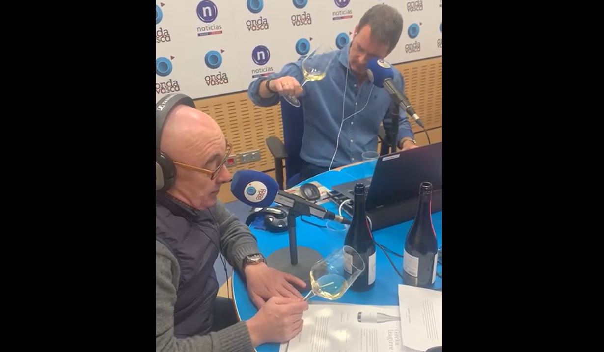 Un momento de la cata de txakoli que hemos realizado esta mañana en Onda Vasca