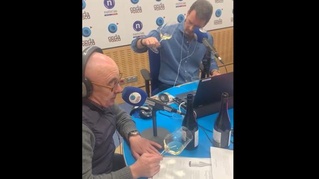 Un momento de la cata de txakoli que hemos realizado esta mañana en Onda Vasca