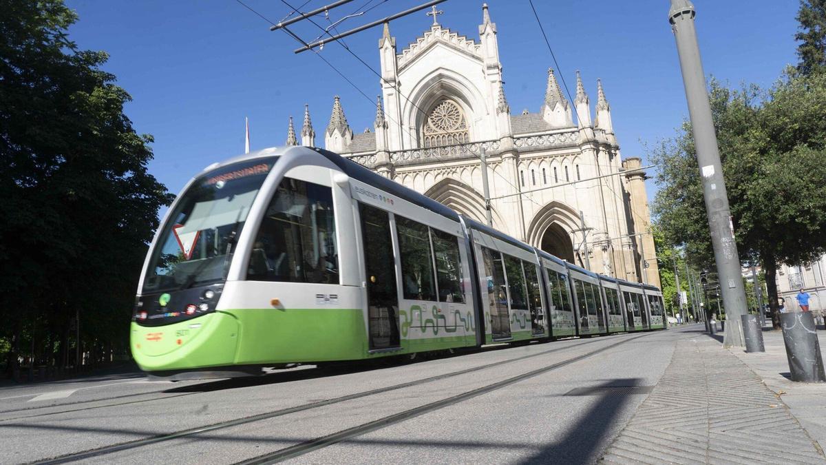 Una unidad del tranvía a su paso por la Catedral Nueva | Alex Larretxi, Noticias de Álava