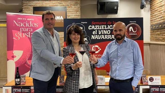 Natalia Ecay, vocal del sector de Bares y Cafeterías de AEHN; David Palacios, presidente de la D.O. Navarra; Antonio Puertas, de la Cooperativa de Hostelería de Navarra. Foto: Asociación de Hostelería y Turismo de Navarra