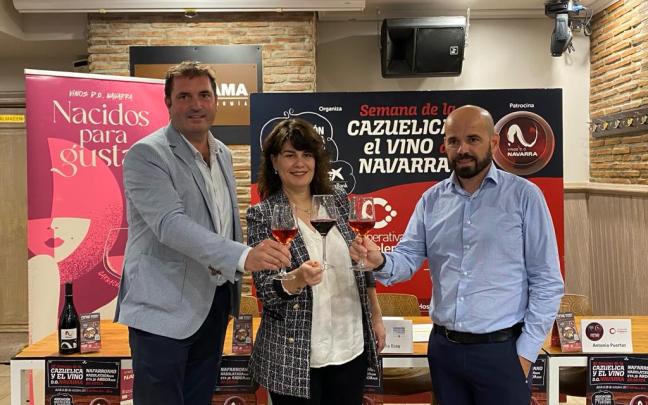 Natalia Ecay, vocal del sector de Bares y Cafeterías de AEHN; David Palacios, presidente de la D.O. Navarra; Antonio Puertas, de la Cooperativa de Hostelería de Navarra. Foto: Asociación de Hostelería y Turismo de Navarra Natalia Ecay, vocal del sector de Bares y Cafeterías de AEHN; David Palacios, presidente de la D.O. Navarra; Antonio Puertas, de la Cooperativa de Hostelería de Navarra. Foto: Asociación de Hostelería y Turismo de Navarra
