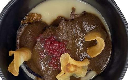 Solomillo de jabalí con rebozuelos, raíz de salsifí, chips de chirivía y caviar de pacharán y mora del bar Ulzama, ganador en 2022. Solomillo de jabalí con rebozuelos, raíz de salsifí, chips de chirivía y caviar de pacharán y mora del bar Ulzama, ganador en 2022.