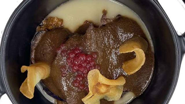 Solomillo de jabalí con rebozuelos, raíz de salsifí, chips de chirivía y caviar de pacharán y mora del bar Ulzama, ganador en 2022.