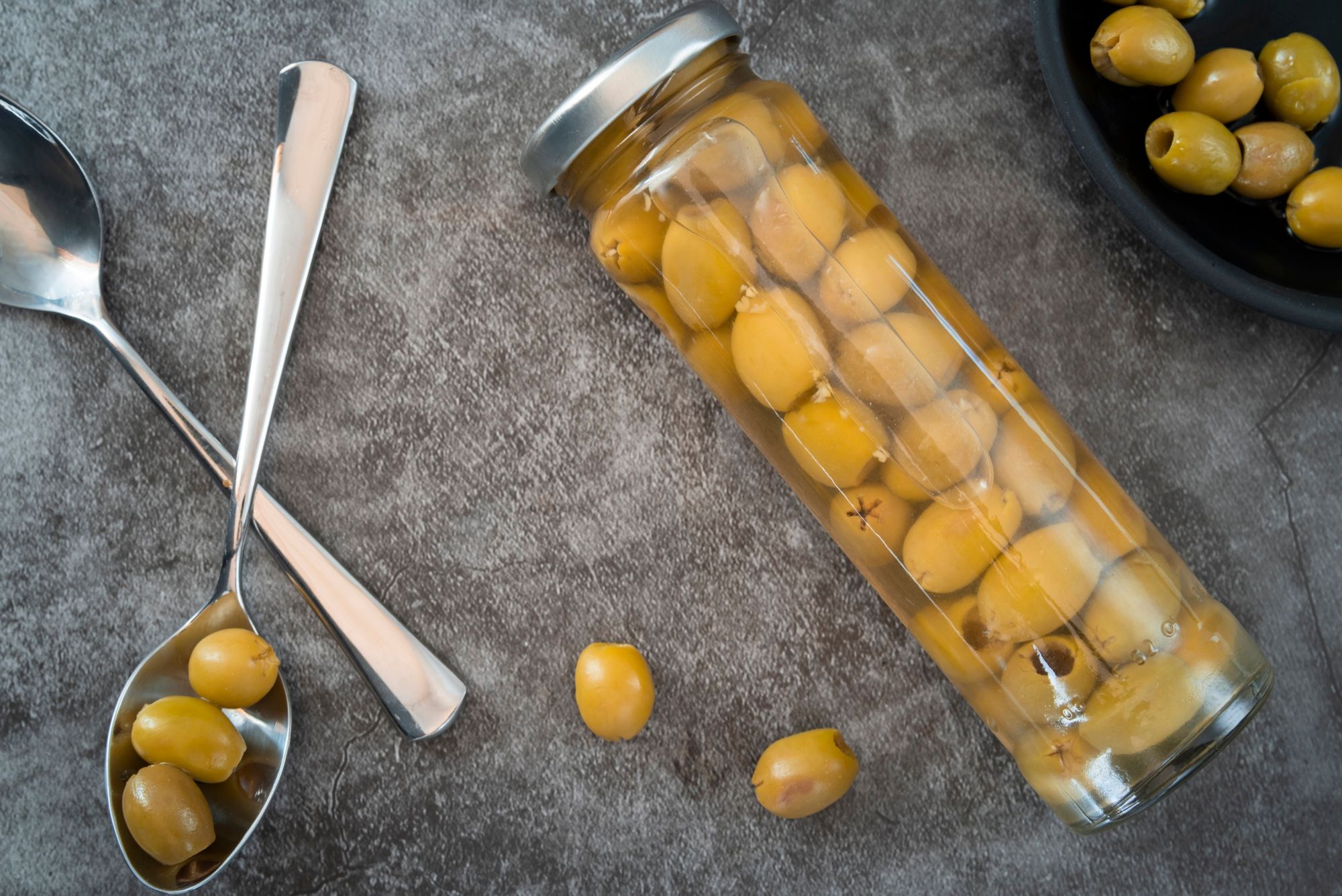 Un frasco de aceitunas sin hueso cerrado hermético.