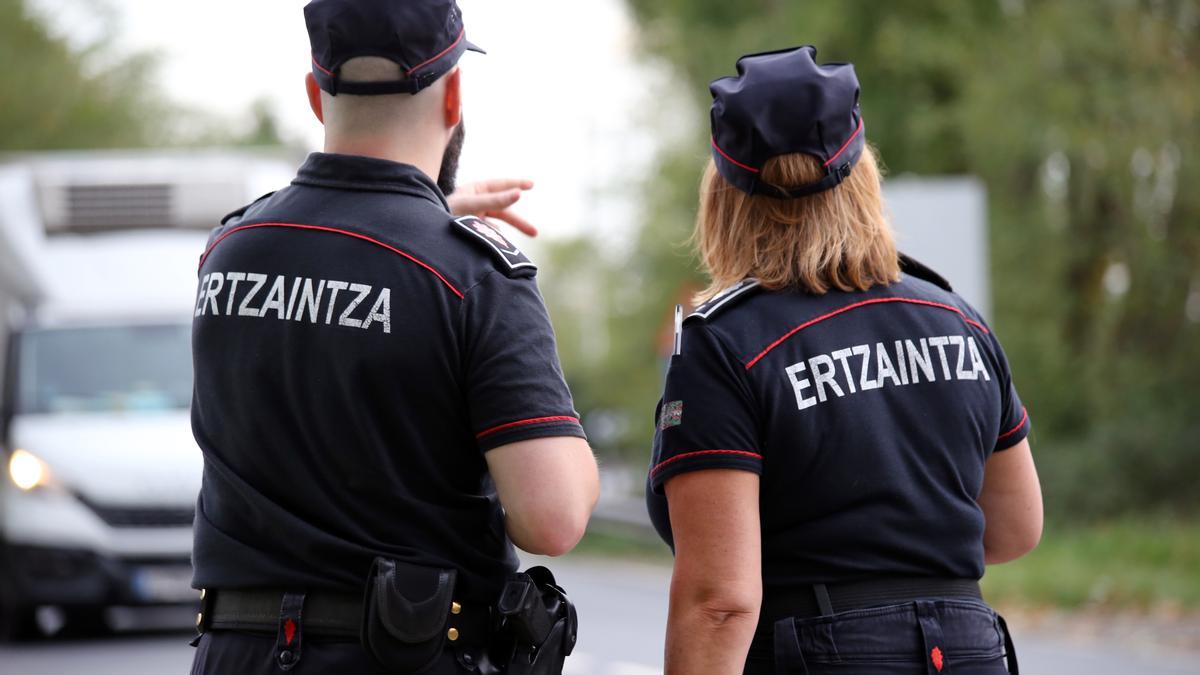Imagen de archivo de dos agentes de la Ertzaintza.