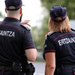 Imagen de archivo de dos agentes de la Ertzaintza.