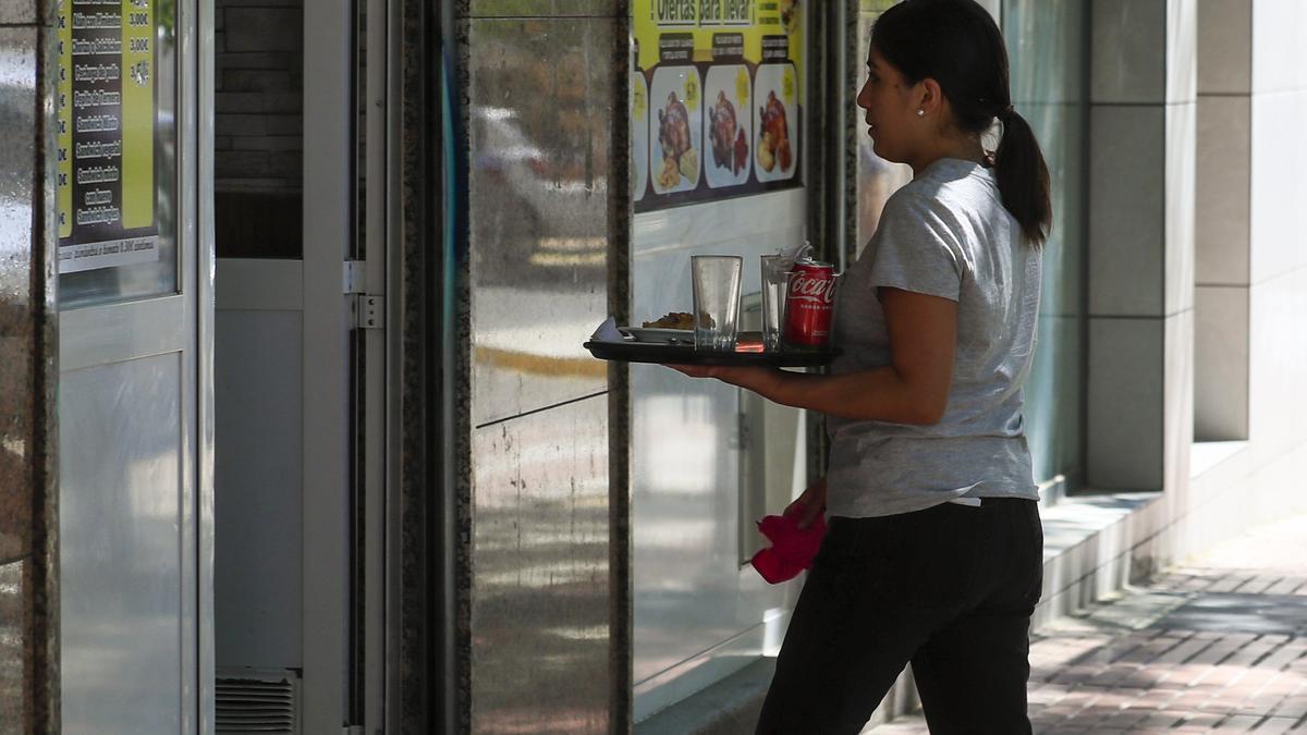 Una mujer, durante su jornada laboral.